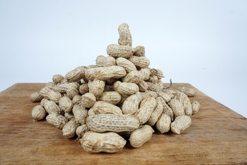 Fototapeta na wymiar peanuts in shell on wooden background