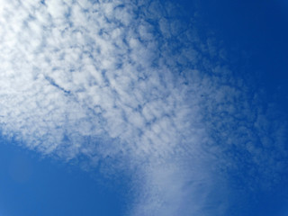 Fototapeta na wymiar Schäfchenwolken am Himmel