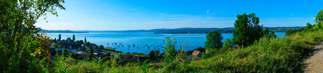 Panoramablick vom Schweizer Ufer des Bodensees hinüber Richtung Deutschland, mit Insel Reichenau...