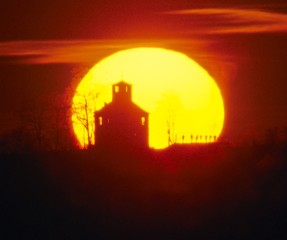 Obraz premium Hochwarth, der höchste Punkt auf der Insel Reichenau im Bodensee, bei Sonnenuntergang.