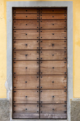 porta di legno antica chiesa italiana