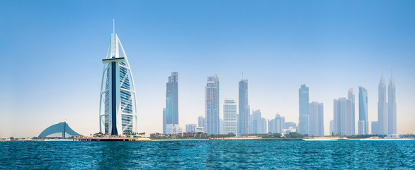 Vereinigte Arabische Emirate, Vereinigte Arabische Emirate. Dubai und der Persische Golf bei Sonnenuntergang. Unter dem Wasser Leben Illustration