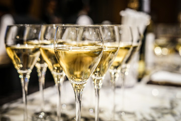 おしゃれなワイングラスのイメージ