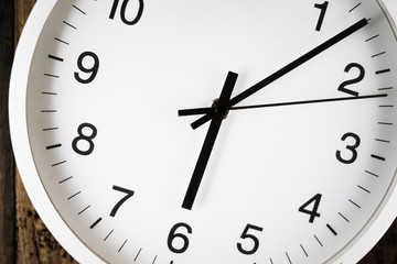 シンプルな壁掛け時計のイメージ