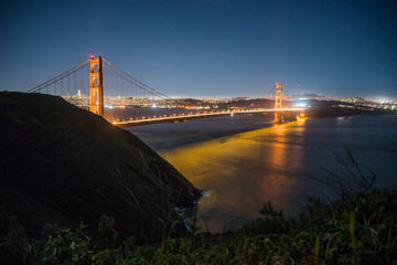 Fototapeta premium View of the beautiful famous Golden Gate Bridge in San Francisco, California in the evening