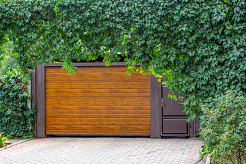Wooden gate with zena arch.
