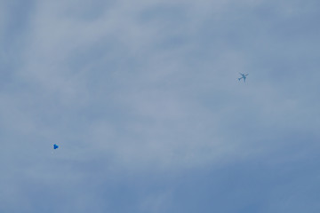 青空と風船（横浜みなとみらい）