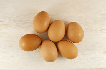 テーブルに置かれた卵のイメージ