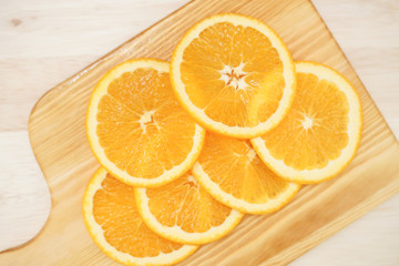 皿に置かれたオレンジのイメージ