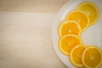 皿に置かれたオレンジのイメージ