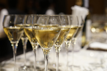 おしゃれなワイングラスのイメージ