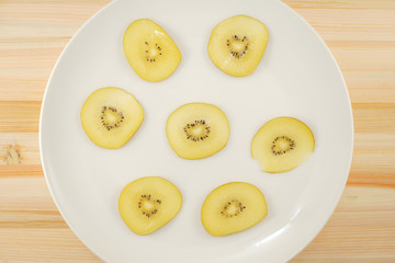 皿に並べられたキウイフルーツ