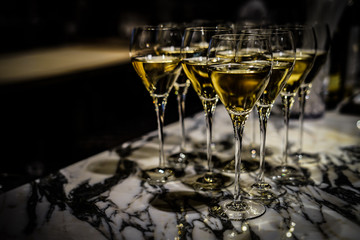 おしゃれなワイングラスのイメージ