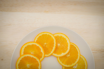 皿に置かれたオレンジのイメージ