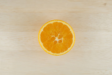 テーブルに置かれたオレンジのイメージ