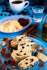 halva mit verschiedenen zutaten und einer tasse mokka