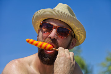 junger Mann mit Hut und einem Eis