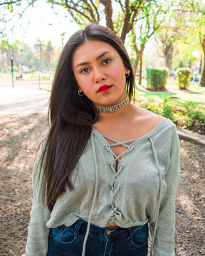 Modelo joven pelo lacio casta&ntilde;o en un parque