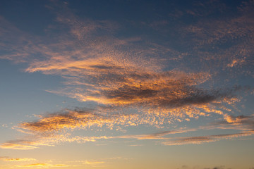 Fototapeta premium leuchtende Wolken am Abendhimmel