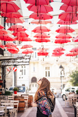 Obraz premium Young girl in a foreign city
