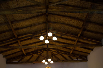 lámparas en techo de madera