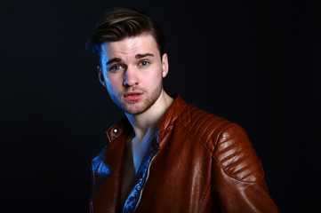 portret mężczyzny w studio