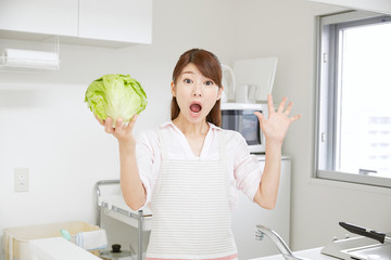 女性　主婦　キッチン