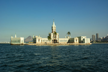 Naklejka premium Palace over the sea in Rio de Janeiro