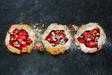 Strawberry pie with pistachios