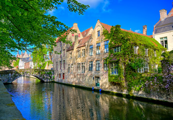De grachten van Brugge (Brugge), België op een zonnige dag.