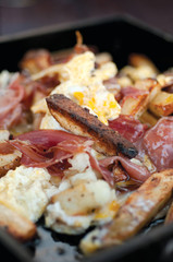 Huevos rotos con jamon crudo