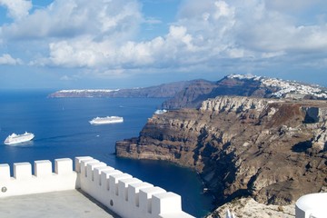 Obraz premium Santorini Cliffside View of Aegean Sea and Caldera