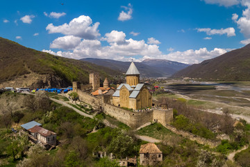Fototapeta na wymiar View of Ananuri Castle and the valley of the Aragvi River