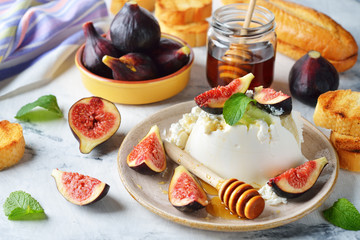 Ricotta cheese with honey and figs