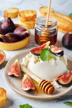 Ricotta cheese with honey and figs