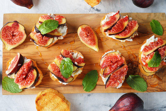 Open sandwiches with ricotta cheese, honey and figs