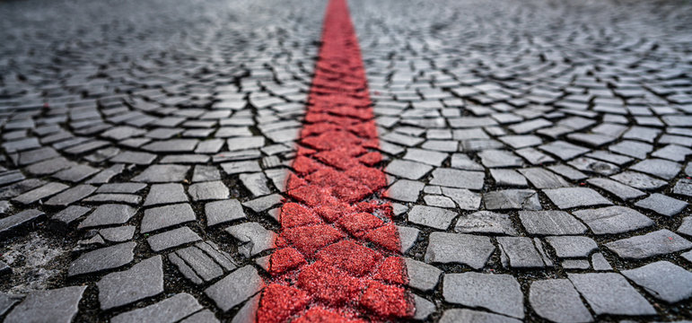 Rote Linie auf Pflastersteinen