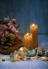 Obraz na płótnie Canvas crystal minerals and candles for relaxation, meditation. Rock crystal, fluorite, citrine. Crystal Ritual, Witchcraft, Crystal Layout for Relaxing Chakra, Healing stones. soft focus 