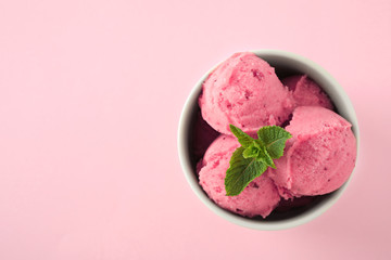 Delicious strawberry ice cream with mint in dessert bowl on pink background, top view. Space for text - obrazy, fototapety, plakaty