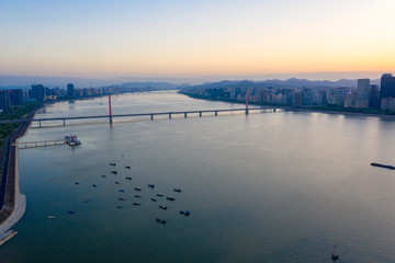 Obraz premium hangzhou cityscape at sunset