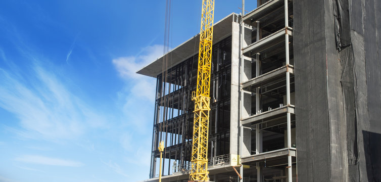 construccion de un edificio junto a una grua 