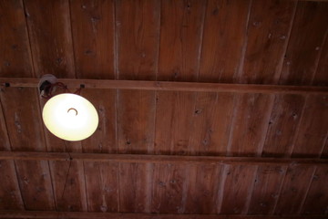 木製の天井と裸電球（日本家屋）