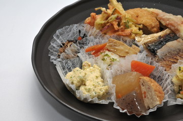 お皿に盛られた色々なお惣菜です