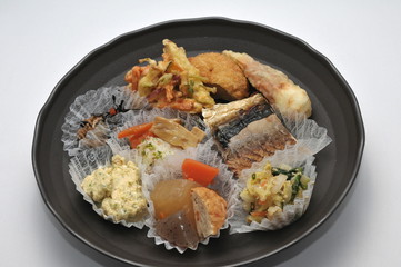 お皿に盛られた色々なお惣菜です