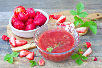 Erdbeer-Püree und frische Erdbeeren	