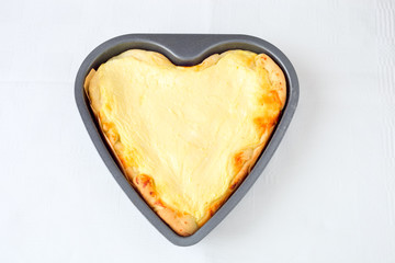 Käsekuchen in einer Backform