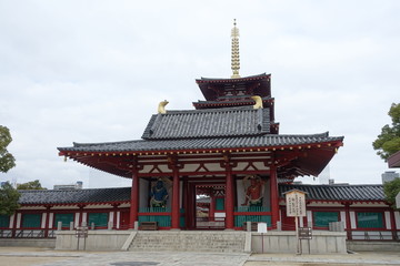 大阪、四天王寺の仁王門と五重塔です