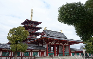 大阪、四天王寺の仁王門と五重塔です