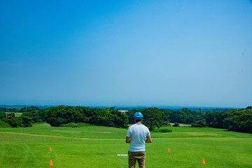 高地草原で行うドローン訓練講習の風景