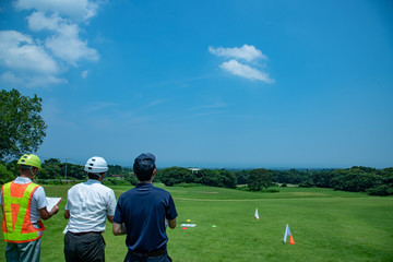 高地草原で行うドローン訓練講習の風景